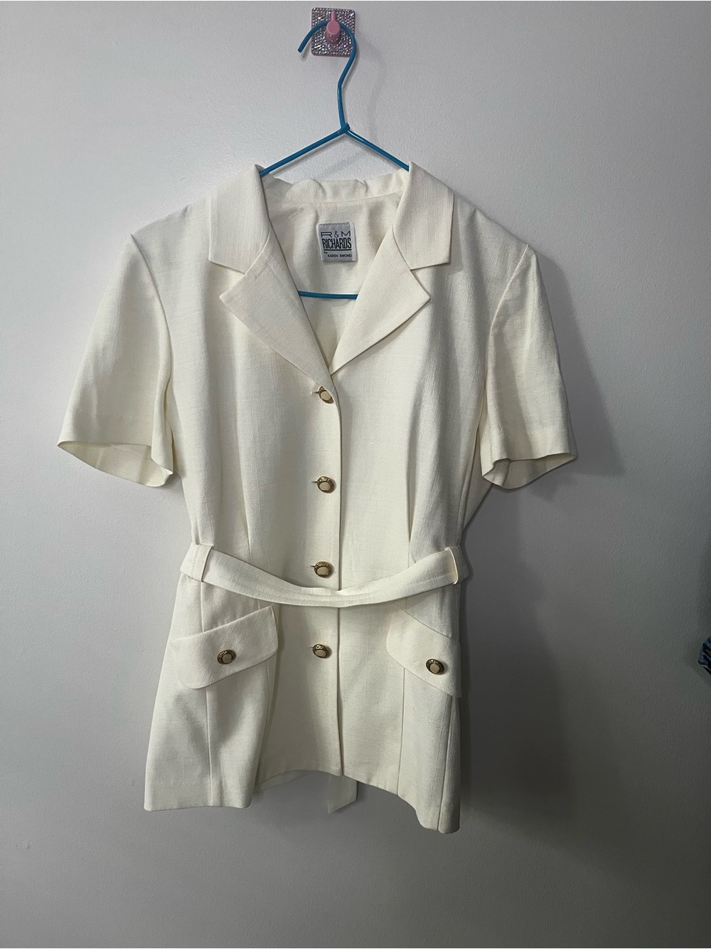 Vintage R&M Richards Cream Button-Down Shirt with Belt and Statement Buttons - 8